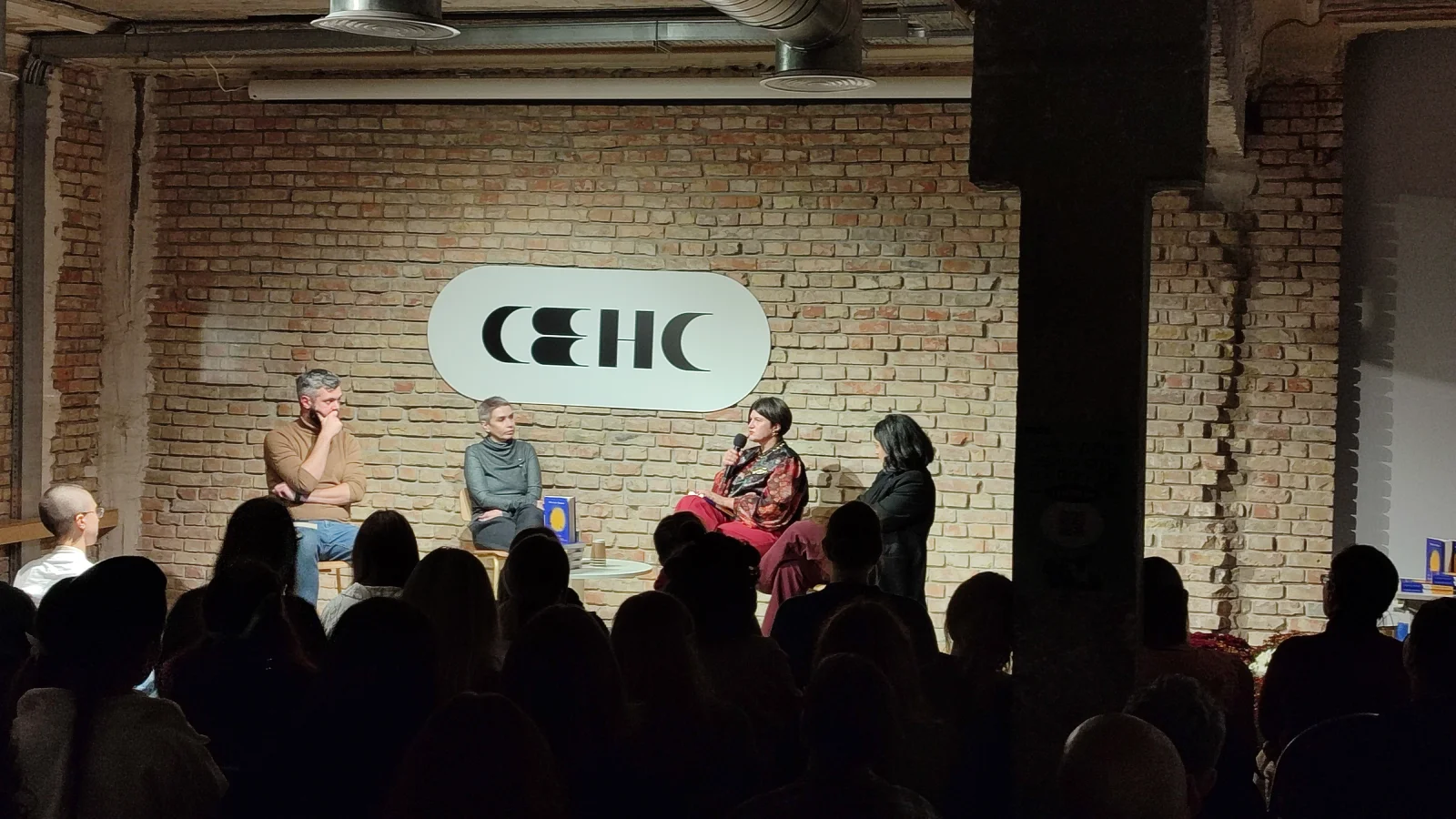 На фото: обговорення книги "Як вдихнути вільно"