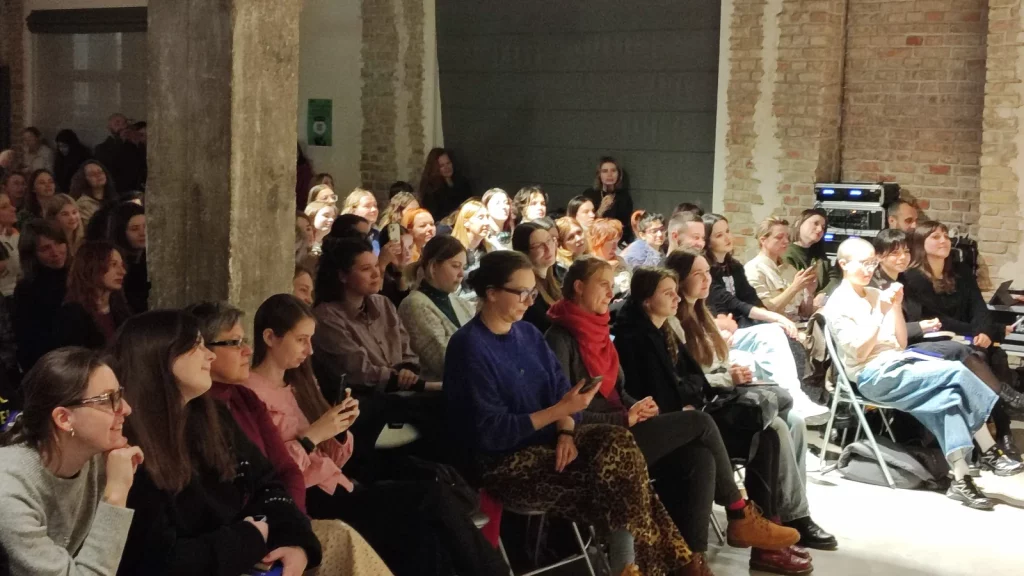 На фото: повний зал гостей, що прийшли на презентацію книги