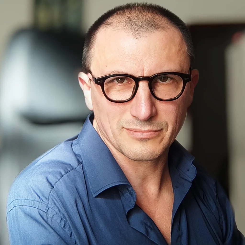 Максим Роменський автор книги “Відріж себе ніжно”